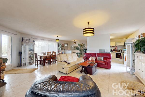 Maison de plain-pied avec piscine couverte et terrain végétalisé