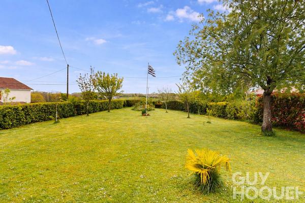 Maison de plain-pied avec piscine couverte et terrain végétalisé