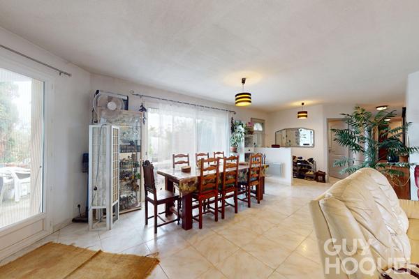 Maison de plain-pied avec piscine couverte et terrain végétalisé