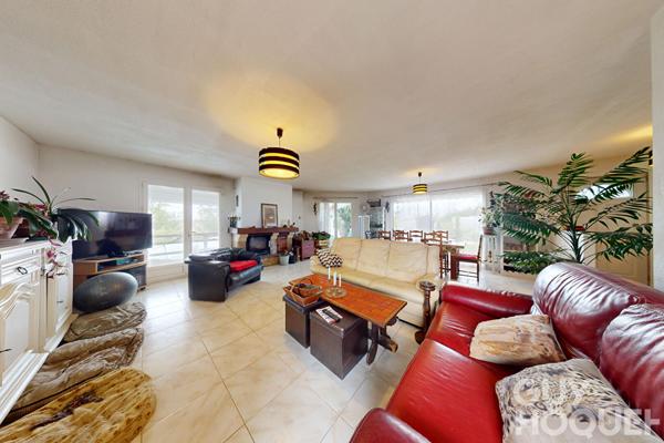 Maison de plain-pied avec piscine couverte et terrain végétalisé