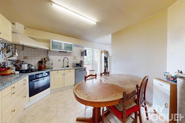 Maison de plain-pied avec piscine couverte et terrain végétalisé