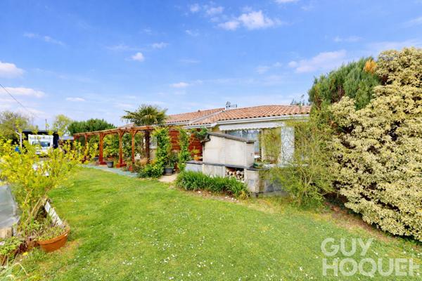 Maison de plain-pied avec piscine couverte et terrain végétalisé