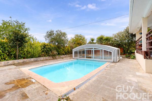 Maison de plain-pied avec piscine couverte et terrain végétalisé