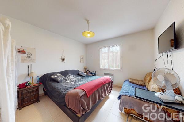 Maison de plain-pied avec piscine couverte et terrain végétalisé