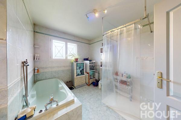 Maison de plain-pied avec piscine couverte et terrain végétalisé