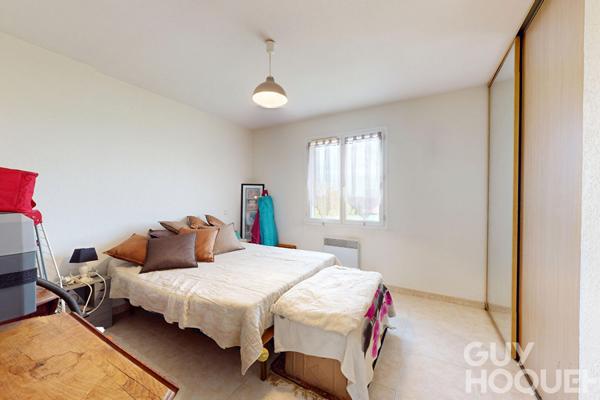 Maison de plain-pied avec piscine couverte et terrain végétalisé