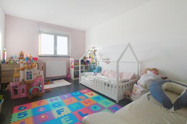 Maison contemporaine 4 chambres, sous sol complet et piscine