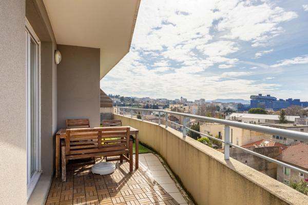 Dernier étage – T4 lumineux avec terrasse 32 m² – Marseille 13e Lacordaire – Résidence fermée – Parking