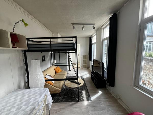 A LOUER STUDIO MEUBLE EN PLEIN CENTRE VILLE DE ST QUENTIN 02100