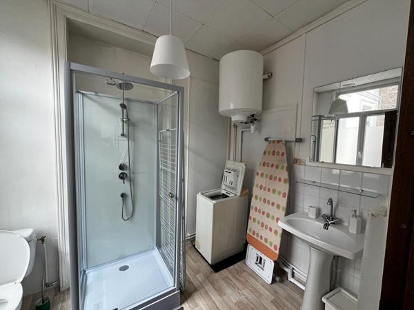 A LOUER STUDIO MEUBLE EN PLEIN CENTRE VILLE DE ST QUENTIN 02100