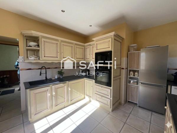 Maison de village, située à SAINT-LEGER (53480), 122 m² habitables