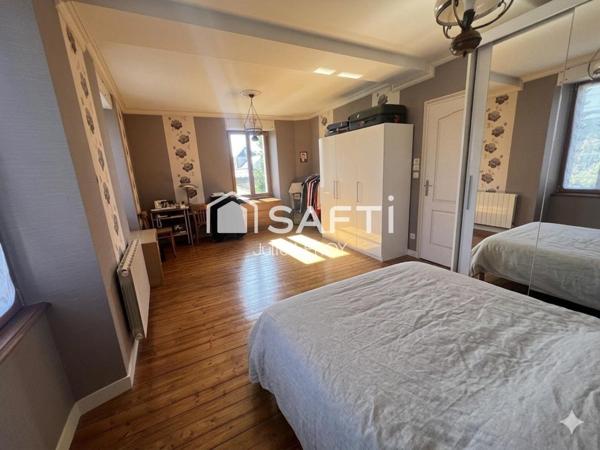 Maison de village, située à SAINT-LEGER (53480), 122 m² habitables