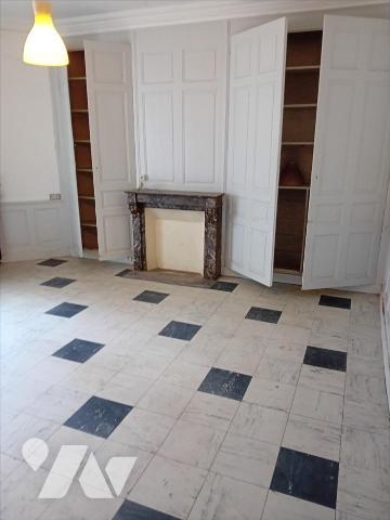 MAYET, centre ville, Ensemble maison et commerce.