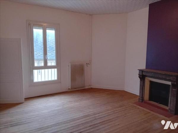 MAYET, centre ville, Ensemble maison et commerce.