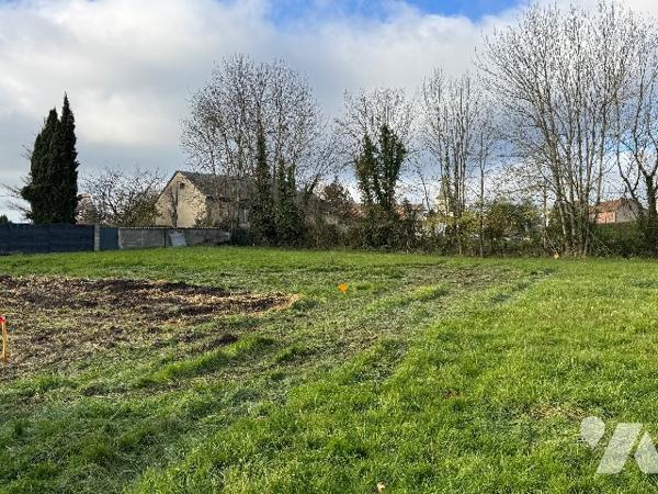 Terrain à bâtir, plat, en centre bourg