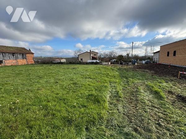 Terrain à bâtir, plat, en centre bourg
