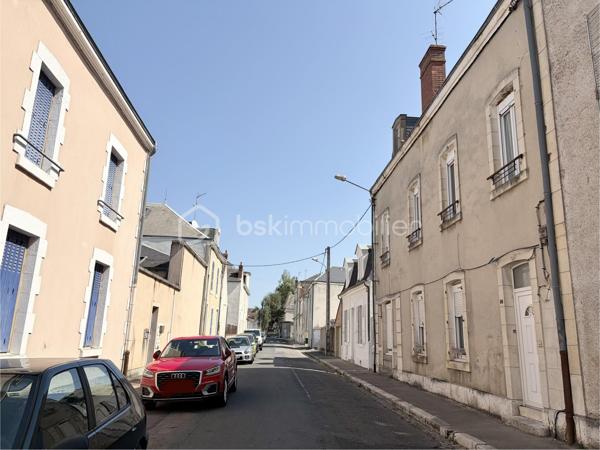 Spécial Investisseur ! 

Immeuble de rapport – Centre-ville de Vierzon

Situé à deux pas de l’hyper-centre de Vierzon, dans un quartier calme et agréable, cet immeuble constitue une opportunité d’investissement rare. Il se compose de plusieurs lots en bon état général, offrant un rendement locatif attractif.
L’ensemble comprend :

 Première partie de l’immeuble

•	Un appartement-maison en duplex de 89 m², actuellement loué, accessible par une cour fermée. Rez-de-chaussée : salon, cuisine, chambre, WC, Chambre à l'étage avec point d'eau .               
•	Cinq caves, situées en sous-sol.

 Seconde partie de l’immeuble

o	Appartement T3 de 64 m², comprenant salon, cuisine, salle de bains, WC, couloir et deux chambres..
o	Appartement T3 en duplex de 66 m² : Niveau 1 : salon-séjour avec cuisine ouverte, WC ,Niveau 2 : deux pièces, couloir, salle de bains, WC.
o	Appartement T3 de 67 m² : salon, cuisine, salle d’eau, WC et deux chambres.

Espaces extérieurs

•	Grande cour privative
•	4 places de stationnement couvertes
•	Une grange surélevée, offrant un beau potentiel d’aménagement pour créer un logement supplémentaire.

État général :  Appartements en bon état, menuiseries PVC double vitrage.

Les atouts :
•	EMPLACEMENT CENTRAL, proche des commerces, écoles et services.
•	Immeuble en MONO-PROPRIETE.
•	Cour privée avec STATIONNEMENTS COUVERTS.
•	POTENTIEL CREATION de nouveaux revenus locatifs.

Rentabilité
•	Revenus locatifs bruts 2025 (hors charges) : 25 020 €/an 
•	Taxe foncière : 3 330 €