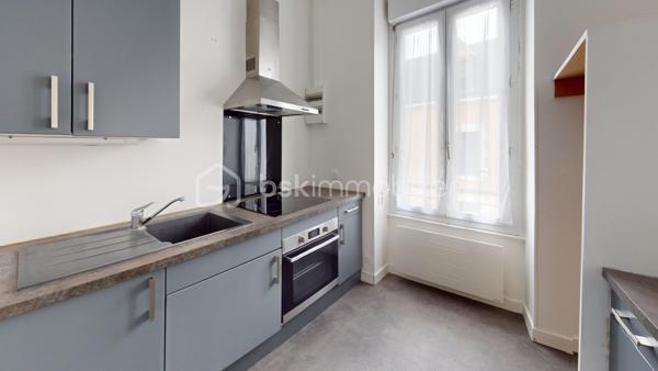 Spécial Investisseur ! 

Immeuble de rapport – Centre-ville de Vierzon

Situé à deux pas de l’hyper-centre de Vierzon, dans un quartier calme et agréable, cet immeuble constitue une opportunité d’investissement rare. Il se compose de plusieurs lots en bon état général, offrant un rendement locatif attractif.
L’ensemble comprend :

 Première partie de l’immeuble

•	Un appartement-maison en duplex de 89 m², actuellement loué, accessible par une cour fermée. Rez-de-chaussée : salon, cuisine, chambre, WC, Chambre à l'étage avec point d'eau .               
•	Cinq caves, situées en sous-sol.

 Seconde partie de l’immeuble

o	Appartement T3 de 64 m², comprenant salon, cuisine, salle de bains, WC, couloir et deux chambres..
o	Appartement T3 en duplex de 66 m² : Niveau 1 : salon-séjour avec cuisine ouverte, WC ,Niveau 2 : deux pièces, couloir, salle de bains, WC.
o	Appartement T3 de 67 m² : salon, cuisine, salle d’eau, WC et deux chambres.

Espaces extérieurs

•	Grande cour privative
•	4 places de stationnement couvertes
•	Une grange surélevée, offrant un beau potentiel d’aménagement pour créer un logement supplémentaire.

État général :  Appartements en bon état, menuiseries PVC double vitrage.

Les atouts :
•	EMPLACEMENT CENTRAL, proche des commerces, écoles et services.
•	Immeuble en MONO-PROPRIETE.
•	Cour privée avec STATIONNEMENTS COUVERTS.
•	POTENTIEL CREATION de nouveaux revenus locatifs.

Rentabilité
•	Revenus locatifs bruts 2025 (hors charges) : 25 020 €/an 
•	Taxe foncière : 3 330 €