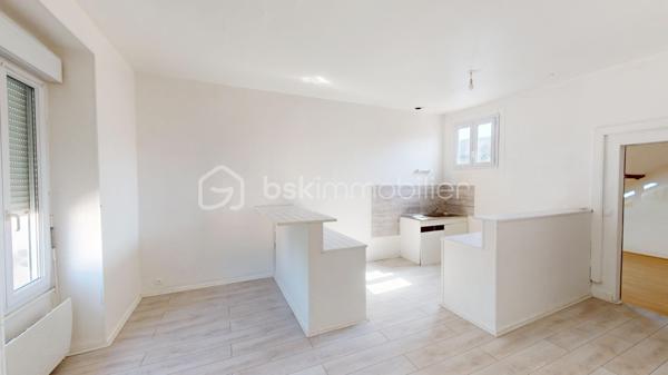 Spécial Investisseur ! 

Immeuble de rapport – Centre-ville de Vierzon

Situé à deux pas de l’hyper-centre de Vierzon, dans un quartier calme et agréable, cet immeuble constitue une opportunité d’investissement rare. Il se compose de plusieurs lots en bon état général, offrant un rendement locatif attractif.
L’ensemble comprend :

 Première partie de l’immeuble

•	Un appartement-maison en duplex de 89 m², actuellement loué, accessible par une cour fermée. Rez-de-chaussée : salon, cuisine, chambre, WC, Chambre à l'étage avec point d'eau .               
•	Cinq caves, situées en sous-sol.

 Seconde partie de l’immeuble

o	Appartement T3 de 64 m², comprenant salon, cuisine, salle de bains, WC, couloir et deux chambres..
o	Appartement T3 en duplex de 66 m² : Niveau 1 : salon-séjour avec cuisine ouverte, WC ,Niveau 2 : deux pièces, couloir, salle de bains, WC.
o	Appartement T3 de 67 m² : salon, cuisine, salle d’eau, WC et deux chambres.

Espaces extérieurs

•	Grande cour privative
•	4 places de stationnement couvertes
•	Une grange surélevée, offrant un beau potentiel d’aménagement pour créer un logement supplémentaire.

État général :  Appartements en bon état, menuiseries PVC double vitrage.

Les atouts :
•	EMPLACEMENT CENTRAL, proche des commerces, écoles et services.
•	Immeuble en MONO-PROPRIETE.
•	Cour privée avec STATIONNEMENTS COUVERTS.
•	POTENTIEL CREATION de nouveaux revenus locatifs.

Rentabilité
•	Revenus locatifs bruts 2025 (hors charges) : 25 020 €/an 
•	Taxe foncière : 3 330 €