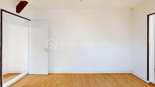 Spécial Investisseur ! 

Immeuble de rapport – Centre-ville de Vierzon

Situé à deux pas de l’hyper-centre de Vierzon, dans un quartier calme et agréable, cet immeuble constitue une opportunité d’investissement rare. Il se compose de plusieurs lots en bon état général, offrant un rendement locatif attractif.
L’ensemble comprend :

 Première partie de l’immeuble

•	Un appartement-maison en duplex de 89 m², actuellement loué, accessible par une cour fermée. Rez-de-chaussée : salon, cuisine, chambre, WC, Chambre à l'étage avec point d'eau .               
•	Cinq caves, situées en sous-sol.

 Seconde partie de l’immeuble

o	Appartement T3 de 64 m², comprenant salon, cuisine, salle de bains, WC, couloir et deux chambres..
o	Appartement T3 en duplex de 66 m² : Niveau 1 : salon-séjour avec cuisine ouverte, WC ,Niveau 2 : deux pièces, couloir, salle de bains, WC.
o	Appartement T3 de 67 m² : salon, cuisine, salle d’eau, WC et deux chambres.

Espaces extérieurs

•	Grande cour privative
•	4 places de stationnement couvertes
•	Une grange surélevée, offrant un beau potentiel d’aménagement pour créer un logement supplémentaire.

État général :  Appartements en bon état, menuiseries PVC double vitrage.

Les atouts :
•	EMPLACEMENT CENTRAL, proche des commerces, écoles et services.
•	Immeuble en MONO-PROPRIETE.
•	Cour privée avec STATIONNEMENTS COUVERTS.
•	POTENTIEL CREATION de nouveaux revenus locatifs.

Rentabilité
•	Revenus locatifs bruts 2025 (hors charges) : 25 020 €/an 
•	Taxe foncière : 3 330 €