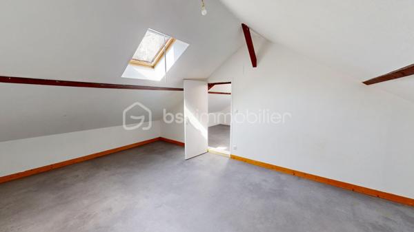 Spécial Investisseur ! 

Immeuble de rapport – Centre-ville de Vierzon

Situé à deux pas de l’hyper-centre de Vierzon, dans un quartier calme et agréable, cet immeuble constitue une opportunité d’investissement rare. Il se compose de plusieurs lots en bon état général, offrant un rendement locatif attractif.
L’ensemble comprend :

 Première partie de l’immeuble

•	Un appartement-maison en duplex de 89 m², actuellement loué, accessible par une cour fermée. Rez-de-chaussée : salon, cuisine, chambre, WC, Chambre à l'étage avec point d'eau .               
•	Cinq caves, situées en sous-sol.

 Seconde partie de l’immeuble

o	Appartement T3 de 64 m², comprenant salon, cuisine, salle de bains, WC, couloir et deux chambres..
o	Appartement T3 en duplex de 66 m² : Niveau 1 : salon-séjour avec cuisine ouverte, WC ,Niveau 2 : deux pièces, couloir, salle de bains, WC.
o	Appartement T3 de 67 m² : salon, cuisine, salle d’eau, WC et deux chambres.

Espaces extérieurs

•	Grande cour privative
•	4 places de stationnement couvertes
•	Une grange surélevée, offrant un beau potentiel d’aménagement pour créer un logement supplémentaire.

État général :  Appartements en bon état, menuiseries PVC double vitrage.

Les atouts :
•	EMPLACEMENT CENTRAL, proche des commerces, écoles et services.
•	Immeuble en MONO-PROPRIETE.
•	Cour privée avec STATIONNEMENTS COUVERTS.
•	POTENTIEL CREATION de nouveaux revenus locatifs.

Rentabilité
•	Revenus locatifs bruts 2025 (hors charges) : 25 020 €/an 
•	Taxe foncière : 3 330 €