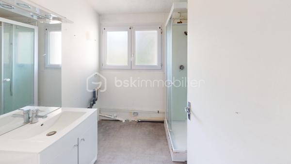 Spécial Investisseur ! 

Immeuble de rapport – Centre-ville de Vierzon

Situé à deux pas de l’hyper-centre de Vierzon, dans un quartier calme et agréable, cet immeuble constitue une opportunité d’investissement rare. Il se compose de plusieurs lots en bon état général, offrant un rendement locatif attractif.
L’ensemble comprend :

 Première partie de l’immeuble

•	Un appartement-maison en duplex de 89 m², actuellement loué, accessible par une cour fermée. Rez-de-chaussée : salon, cuisine, chambre, WC, Chambre à l'étage avec point d'eau .               
•	Cinq caves, situées en sous-sol.

 Seconde partie de l’immeuble

o	Appartement T3 de 64 m², comprenant salon, cuisine, salle de bains, WC, couloir et deux chambres..
o	Appartement T3 en duplex de 66 m² : Niveau 1 : salon-séjour avec cuisine ouverte, WC ,Niveau 2 : deux pièces, couloir, salle de bains, WC.
o	Appartement T3 de 67 m² : salon, cuisine, salle d’eau, WC et deux chambres.

Espaces extérieurs

•	Grande cour privative
•	4 places de stationnement couvertes
•	Une grange surélevée, offrant un beau potentiel d’aménagement pour créer un logement supplémentaire.

État général :  Appartements en bon état, menuiseries PVC double vitrage.

Les atouts :
•	EMPLACEMENT CENTRAL, proche des commerces, écoles et services.
•	Immeuble en MONO-PROPRIETE.
•	Cour privée avec STATIONNEMENTS COUVERTS.
•	POTENTIEL CREATION de nouveaux revenus locatifs.

Rentabilité
•	Revenus locatifs bruts 2025 (hors charges) : 25 020 €/an 
•	Taxe foncière : 3 330 €