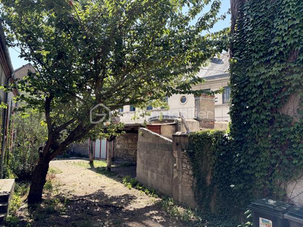 Spécial Investisseur ! 

Immeuble de rapport – Centre-ville de Vierzon

Situé à deux pas de l’hyper-centre de Vierzon, dans un quartier calme et agréable, cet immeuble constitue une opportunité d’investissement rare. Il se compose de plusieurs lots en bon état général, offrant un rendement locatif attractif.
L’ensemble comprend :

 Première partie de l’immeuble

•	Un appartement-maison en duplex de 89 m², actuellement loué, accessible par une cour fermée. Rez-de-chaussée : salon, cuisine, chambre, WC, Chambre à l'étage avec point d'eau .               
•	Cinq caves, situées en sous-sol.

 Seconde partie de l’immeuble

o	Appartement T3 de 64 m², comprenant salon, cuisine, salle de bains, WC, couloir et deux chambres..
o	Appartement T3 en duplex de 66 m² : Niveau 1 : salon-séjour avec cuisine ouverte, WC ,Niveau 2 : deux pièces, couloir, salle de bains, WC.
o	Appartement T3 de 67 m² : salon, cuisine, salle d’eau, WC et deux chambres.

Espaces extérieurs

•	Grande cour privative
•	4 places de stationnement couvertes
•	Une grange surélevée, offrant un beau potentiel d’aménagement pour créer un logement supplémentaire.

État général :  Appartements en bon état, menuiseries PVC double vitrage.

Les atouts :
•	EMPLACEMENT CENTRAL, proche des commerces, écoles et services.
•	Immeuble en MONO-PROPRIETE.
•	Cour privée avec STATIONNEMENTS COUVERTS.
•	POTENTIEL CREATION de nouveaux revenus locatifs.

Rentabilité
•	Revenus locatifs bruts 2025 (hors charges) : 25 020 €/an 
•	Taxe foncière : 3 330 €