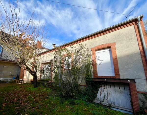 Spécial Investisseur ! 

Immeuble de rapport – Centre-ville de Vierzon

Situé à deux pas de l’hyper-centre de Vierzon, dans un quartier calme et agréable, cet immeuble constitue une opportunité d’investissement rare. Il se compose de plusieurs lots en bon état général, offrant un rendement locatif attractif.
L’ensemble comprend :

 Première partie de l’immeuble

•	Un appartement-maison en duplex de 89 m², actuellement loué, accessible par une cour fermée. Rez-de-chaussée : salon, cuisine, chambre, WC, Chambre à l'étage avec point d'eau .               
•	Cinq caves, situées en sous-sol.

 Seconde partie de l’immeuble

o	Appartement T3 de 64 m², comprenant salon, cuisine, salle de bains, WC, couloir et deux chambres..
o	Appartement T3 en duplex de 66 m² : Niveau 1 : salon-séjour avec cuisine ouverte, WC ,Niveau 2 : deux pièces, couloir, salle de bains, WC.
o	Appartement T3 de 67 m² : salon, cuisine, salle d’eau, WC et deux chambres.

Espaces extérieurs

•	Grande cour privative
•	4 places de stationnement couvertes
•	Une grange surélevée, offrant un beau potentiel d’aménagement pour créer un logement supplémentaire.

État général :  Appartements en bon état, menuiseries PVC double vitrage.

Les atouts :
•	EMPLACEMENT CENTRAL, proche des commerces, écoles et services.
•	Immeuble en MONO-PROPRIETE.
•	Cour privée avec STATIONNEMENTS COUVERTS.
•	POTENTIEL CREATION de nouveaux revenus locatifs.

Rentabilité
•	Revenus locatifs bruts 2025 (hors charges) : 25 020 €/an 
•	Taxe foncière : 3 330 €