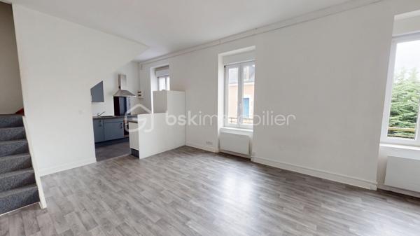 Spécial Investisseur ! 

Immeuble de rapport – Centre-ville de Vierzon

Situé à deux pas de l’hyper-centre de Vierzon, dans un quartier calme et agréable, cet immeuble constitue une opportunité d’investissement rare. Il se compose de plusieurs lots en bon état général, offrant un rendement locatif attractif.
L’ensemble comprend :

 Première partie de l’immeuble

•	Un appartement-maison en duplex de 89 m², actuellement loué, accessible par une cour fermée. Rez-de-chaussée : salon, cuisine, chambre, WC, Chambre à l'étage avec point d'eau .               
•	Cinq caves, situées en sous-sol.

 Seconde partie de l’immeuble

o	Appartement T3 de 64 m², comprenant salon, cuisine, salle de bains, WC, couloir et deux chambres..
o	Appartement T3 en duplex de 66 m² : Niveau 1 : salon-séjour avec cuisine ouverte, WC ,Niveau 2 : deux pièces, couloir, salle de bains, WC.
o	Appartement T3 de 67 m² : salon, cuisine, salle d’eau, WC et deux chambres.

Espaces extérieurs

•	Grande cour privative
•	4 places de stationnement couvertes
•	Une grange surélevée, offrant un beau potentiel d’aménagement pour créer un logement supplémentaire.

État général :  Appartements en bon état, menuiseries PVC double vitrage.

Les atouts :
•	EMPLACEMENT CENTRAL, proche des commerces, écoles et services.
•	Immeuble en MONO-PROPRIETE.
•	Cour privée avec STATIONNEMENTS COUVERTS.
•	POTENTIEL CREATION de nouveaux revenus locatifs.

Rentabilité
•	Revenus locatifs bruts 2025 (hors charges) : 25 020 €/an 
•	Taxe foncière : 3 330 €