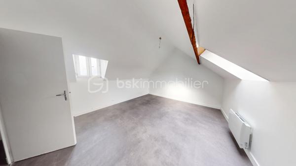 Spécial Investisseur ! 

Immeuble de rapport – Centre-ville de Vierzon

Situé à deux pas de l’hyper-centre de Vierzon, dans un quartier calme et agréable, cet immeuble constitue une opportunité d’investissement rare. Il se compose de plusieurs lots en bon état général, offrant un rendement locatif attractif.
L’ensemble comprend :

 Première partie de l’immeuble

•	Un appartement-maison en duplex de 89 m², actuellement loué, accessible par une cour fermée. Rez-de-chaussée : salon, cuisine, chambre, WC, Chambre à l'étage avec point d'eau .               
•	Cinq caves, situées en sous-sol.

 Seconde partie de l’immeuble

o	Appartement T3 de 64 m², comprenant salon, cuisine, salle de bains, WC, couloir et deux chambres..
o	Appartement T3 en duplex de 66 m² : Niveau 1 : salon-séjour avec cuisine ouverte, WC ,Niveau 2 : deux pièces, couloir, salle de bains, WC.
o	Appartement T3 de 67 m² : salon, cuisine, salle d’eau, WC et deux chambres.

Espaces extérieurs

•	Grande cour privative
•	4 places de stationnement couvertes
•	Une grange surélevée, offrant un beau potentiel d’aménagement pour créer un logement supplémentaire.

État général :  Appartements en bon état, menuiseries PVC double vitrage.

Les atouts :
•	EMPLACEMENT CENTRAL, proche des commerces, écoles et services.
•	Immeuble en MONO-PROPRIETE.
•	Cour privée avec STATIONNEMENTS COUVERTS.
•	POTENTIEL CREATION de nouveaux revenus locatifs.

Rentabilité
•	Revenus locatifs bruts 2025 (hors charges) : 25 020 €/an 
•	Taxe foncière : 3 330 €