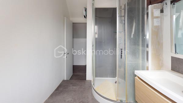 Spécial Investisseur ! 

Immeuble de rapport – Centre-ville de Vierzon

Situé à deux pas de l’hyper-centre de Vierzon, dans un quartier calme et agréable, cet immeuble constitue une opportunité d’investissement rare. Il se compose de plusieurs lots en bon état général, offrant un rendement locatif attractif.
L’ensemble comprend :

 Première partie de l’immeuble

•	Un appartement-maison en duplex de 89 m², actuellement loué, accessible par une cour fermée. Rez-de-chaussée : salon, cuisine, chambre, WC, Chambre à l'étage avec point d'eau .               
•	Cinq caves, situées en sous-sol.

 Seconde partie de l’immeuble

o	Appartement T3 de 64 m², comprenant salon, cuisine, salle de bains, WC, couloir et deux chambres..
o	Appartement T3 en duplex de 66 m² : Niveau 1 : salon-séjour avec cuisine ouverte, WC ,Niveau 2 : deux pièces, couloir, salle de bains, WC.
o	Appartement T3 de 67 m² : salon, cuisine, salle d’eau, WC et deux chambres.

Espaces extérieurs

•	Grande cour privative
•	4 places de stationnement couvertes
•	Une grange surélevée, offrant un beau potentiel d’aménagement pour créer un logement supplémentaire.

État général :  Appartements en bon état, menuiseries PVC double vitrage.

Les atouts :
•	EMPLACEMENT CENTRAL, proche des commerces, écoles et services.
•	Immeuble en MONO-PROPRIETE.
•	Cour privée avec STATIONNEMENTS COUVERTS.
•	POTENTIEL CREATION de nouveaux revenus locatifs.

Rentabilité
•	Revenus locatifs bruts 2025 (hors charges) : 25 020 €/an 
•	Taxe foncière : 3 330 €