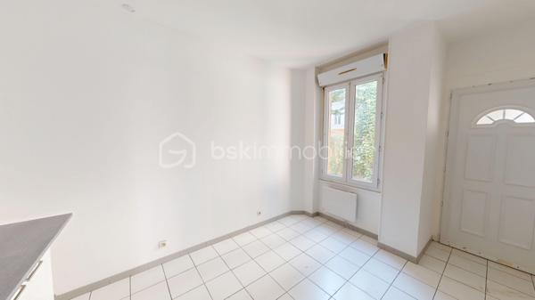 Spécial Investisseur ! 

Immeuble de rapport – Centre-ville de Vierzon

Situé à deux pas de l’hyper-centre de Vierzon, dans un quartier calme et agréable, cet immeuble constitue une opportunité d’investissement rare. Il se compose de plusieurs lots en bon état général, offrant un rendement locatif attractif.
L’ensemble comprend :

 Première partie de l’immeuble

•	Un appartement-maison en duplex de 89 m², actuellement loué, accessible par une cour fermée. Rez-de-chaussée : salon, cuisine, chambre, WC, Chambre à l'étage avec point d'eau .               
•	Cinq caves, situées en sous-sol.

 Seconde partie de l’immeuble

o	Appartement T3 de 64 m², comprenant salon, cuisine, salle de bains, WC, couloir et deux chambres..
o	Appartement T3 en duplex de 66 m² : Niveau 1 : salon-séjour avec cuisine ouverte, WC ,Niveau 2 : deux pièces, couloir, salle de bains, WC.
o	Appartement T3 de 67 m² : salon, cuisine, salle d’eau, WC et deux chambres.

Espaces extérieurs

•	Grande cour privative
•	4 places de stationnement couvertes
•	Une grange surélevée, offrant un beau potentiel d’aménagement pour créer un logement supplémentaire.

État général :  Appartements en bon état, menuiseries PVC double vitrage.

Les atouts :
•	EMPLACEMENT CENTRAL, proche des commerces, écoles et services.
•	Immeuble en MONO-PROPRIETE.
•	Cour privée avec STATIONNEMENTS COUVERTS.
•	POTENTIEL CREATION de nouveaux revenus locatifs.

Rentabilité
•	Revenus locatifs bruts 2025 (hors charges) : 25 020 €/an 
•	Taxe foncière : 3 330 €