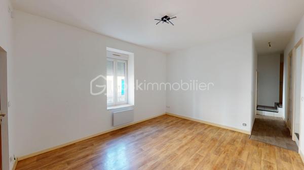 Spécial Investisseur ! 

Immeuble de rapport – Centre-ville de Vierzon

Situé à deux pas de l’hyper-centre de Vierzon, dans un quartier calme et agréable, cet immeuble constitue une opportunité d’investissement rare. Il se compose de plusieurs lots en bon état général, offrant un rendement locatif attractif.
L’ensemble comprend :

 Première partie de l’immeuble

•	Un appartement-maison en duplex de 89 m², actuellement loué, accessible par une cour fermée. Rez-de-chaussée : salon, cuisine, chambre, WC, Chambre à l'étage avec point d'eau .               
•	Cinq caves, situées en sous-sol.

 Seconde partie de l’immeuble

o	Appartement T3 de 64 m², comprenant salon, cuisine, salle de bains, WC, couloir et deux chambres..
o	Appartement T3 en duplex de 66 m² : Niveau 1 : salon-séjour avec cuisine ouverte, WC ,Niveau 2 : deux pièces, couloir, salle de bains, WC.
o	Appartement T3 de 67 m² : salon, cuisine, salle d’eau, WC et deux chambres.

Espaces extérieurs

•	Grande cour privative
•	4 places de stationnement couvertes
•	Une grange surélevée, offrant un beau potentiel d’aménagement pour créer un logement supplémentaire.

État général :  Appartements en bon état, menuiseries PVC double vitrage.

Les atouts :
•	EMPLACEMENT CENTRAL, proche des commerces, écoles et services.
•	Immeuble en MONO-PROPRIETE.
•	Cour privée avec STATIONNEMENTS COUVERTS.
•	POTENTIEL CREATION de nouveaux revenus locatifs.

Rentabilité
•	Revenus locatifs bruts 2025 (hors charges) : 25 020 €/an 
•	Taxe foncière : 3 330 €