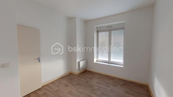 Spécial Investisseur ! 

Immeuble de rapport – Centre-ville de Vierzon

Situé à deux pas de l’hyper-centre de Vierzon, dans un quartier calme et agréable, cet immeuble constitue une opportunité d’investissement rare. Il se compose de plusieurs lots en bon état général, offrant un rendement locatif attractif.
L’ensemble comprend :

 Première partie de l’immeuble

•	Un appartement-maison en duplex de 89 m², actuellement loué, accessible par une cour fermée. Rez-de-chaussée : salon, cuisine, chambre, WC, Chambre à l'étage avec point d'eau .               
•	Cinq caves, situées en sous-sol.

 Seconde partie de l’immeuble

o	Appartement T3 de 64 m², comprenant salon, cuisine, salle de bains, WC, couloir et deux chambres..
o	Appartement T3 en duplex de 66 m² : Niveau 1 : salon-séjour avec cuisine ouverte, WC ,Niveau 2 : deux pièces, couloir, salle de bains, WC.
o	Appartement T3 de 67 m² : salon, cuisine, salle d’eau, WC et deux chambres.

Espaces extérieurs

•	Grande cour privative
•	4 places de stationnement couvertes
•	Une grange surélevée, offrant un beau potentiel d’aménagement pour créer un logement supplémentaire.

État général :  Appartements en bon état, menuiseries PVC double vitrage.

Les atouts :
•	EMPLACEMENT CENTRAL, proche des commerces, écoles et services.
•	Immeuble en MONO-PROPRIETE.
•	Cour privée avec STATIONNEMENTS COUVERTS.
•	POTENTIEL CREATION de nouveaux revenus locatifs.

Rentabilité
•	Revenus locatifs bruts 2025 (hors charges) : 25 020 €/an 
•	Taxe foncière : 3 330 €