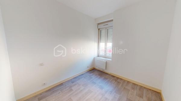 Spécial Investisseur ! 

Immeuble de rapport – Centre-ville de Vierzon

Situé à deux pas de l’hyper-centre de Vierzon, dans un quartier calme et agréable, cet immeuble constitue une opportunité d’investissement rare. Il se compose de plusieurs lots en bon état général, offrant un rendement locatif attractif.
L’ensemble comprend :

 Première partie de l’immeuble

•	Un appartement-maison en duplex de 89 m², actuellement loué, accessible par une cour fermée. Rez-de-chaussée : salon, cuisine, chambre, WC, Chambre à l'étage avec point d'eau .               
•	Cinq caves, situées en sous-sol.

 Seconde partie de l’immeuble

o	Appartement T3 de 64 m², comprenant salon, cuisine, salle de bains, WC, couloir et deux chambres..
o	Appartement T3 en duplex de 66 m² : Niveau 1 : salon-séjour avec cuisine ouverte, WC ,Niveau 2 : deux pièces, couloir, salle de bains, WC.
o	Appartement T3 de 67 m² : salon, cuisine, salle d’eau, WC et deux chambres.

Espaces extérieurs

•	Grande cour privative
•	4 places de stationnement couvertes
•	Une grange surélevée, offrant un beau potentiel d’aménagement pour créer un logement supplémentaire.

État général :  Appartements en bon état, menuiseries PVC double vitrage.

Les atouts :
•	EMPLACEMENT CENTRAL, proche des commerces, écoles et services.
•	Immeuble en MONO-PROPRIETE.
•	Cour privée avec STATIONNEMENTS COUVERTS.
•	POTENTIEL CREATION de nouveaux revenus locatifs.

Rentabilité
•	Revenus locatifs bruts 2025 (hors charges) : 25 020 €/an 
•	Taxe foncière : 3 330 €