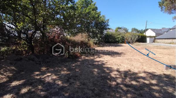Vous recherchez un terrain pour réaliser votre projet de construction à proximité de Rennes ? Découvrez cette parcelle de 141 m² située à Guichen, issue d'une division de propriété.

📐 Caractéristiques :

Terrain à bâtir d'environ 141 m²
Parcelle issue d'une division de propriété
Accès à la parcelle depuis la rue à aménager. "Un accès est actuellement autorisé par les propriétaires concernés pour permettre les visites".
Viabilisation à prévoir
Travaux de voirie actuellement en cours dans la rue
Réseaux en cours d'enfouissement
Projet de construction à définir selon les règles d'urbanisme en vigueur
Parcelle offrant un potentiel pour un projet de maison individuelle
⸻
📍 À proximité :

🛣️ À 5 minutes de l’accès à la voie rapide D177
📍 À 25 minutes de Rennes
🛍️ Proche des commerces et services de Guichen
🚘 Accès rapide aux principaux axes routiers
🏫 Écoles et services du quotidien à proximité
⸻
🌿 Le projet :

Cette petite parcelle peut notamment convenir à un projet de maison compacte sur deux niveaux, permettant d'optimiser la surface disponible.
Une projection réalisée à titre indicatif permet d'imaginer une maison contemporaine avec une emprise au sol optimisée, un garage et des espaces de stationnement.
La faisabilité exacte du projet reste soumise aux règles d'urbanisme applicables à la parcelle et aux autorisations nécessaires.
⸻
🏠 Contact :

Pour plus d'informations sur la parcelle, son environnement ou pour organiser une visite, contactez-moi dès maintenant !
À visiter sans tarder.
Une conseillère disponible 7/7.
