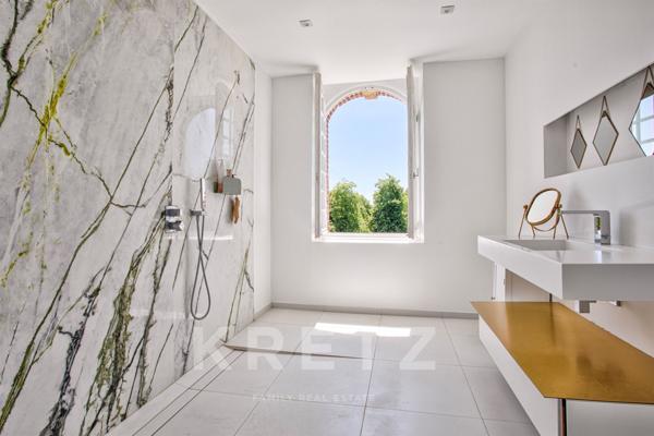 Manoir XIXe, dépendances, piscine int. chauffée, parc 2.3Ha, étang, colombier, rénovation design