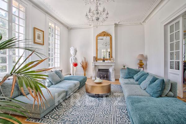 Manoir XIXe, dépendances, piscine int. chauffée, parc 2.3Ha, étang, colombier, rénovation design