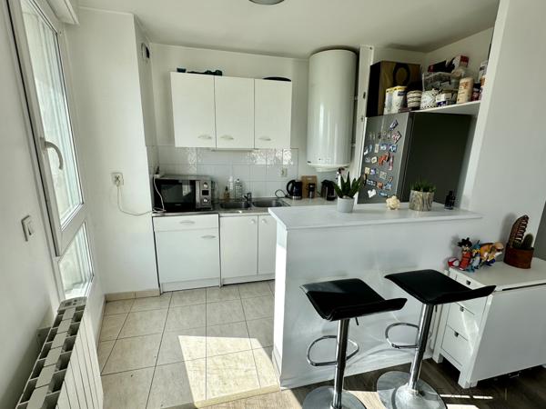 Créteil (94000) Beau F2 en dernier étage avec terrasse dans résidence 2003