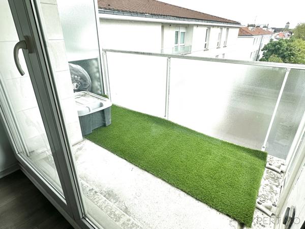 Créteil (94000) Beau F2 en dernier étage avec terrasse dans résidence 2003