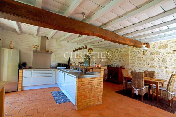 Proche de Saint André de Cubzac, charmante maison en moellon avec grand terrain