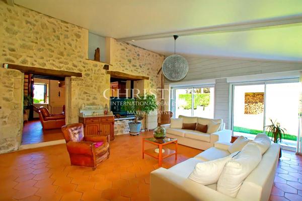 Proche de Saint André de Cubzac, charmante maison en moellon avec grand terrain