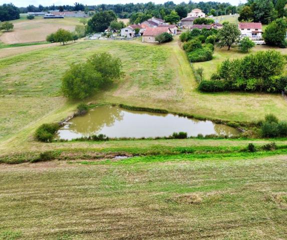 Grange en pierre à rénover + étang – Vue panoramique