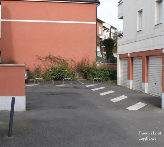 à vendre Choisy le Roi 94600 - Place de parking en extérieur- Résidence aquaverde - Rue du Lieutenant Colonel Curie - 7 995 € honoraires d'agence inclus