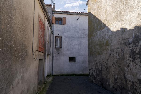CARCASSONNE – VILLARDONNEL Maison en pierre T5 85m² sur la place avec vue dégagée