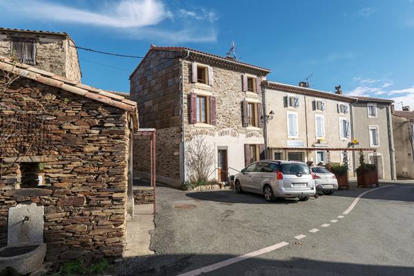 CARCASSONNE – VILLARDONNEL Maison en pierre T5 85m² sur la place avec vue dégagée