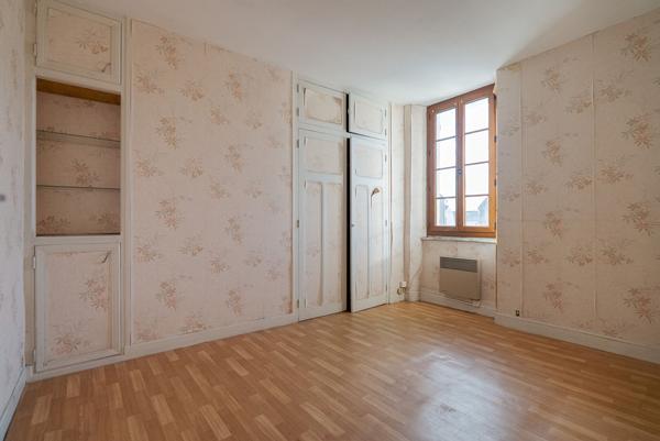 CARCASSONNE – VILLARDONNEL Maison en pierre T5 85m² sur la place avec vue dégagée