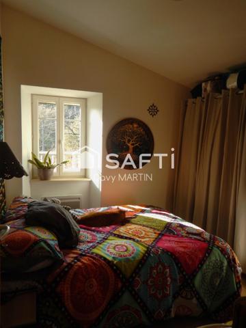 Un petit coin paisible au milieu de la verdure.