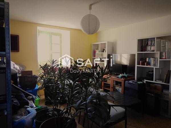 Un petit coin paisible au milieu de la verdure.