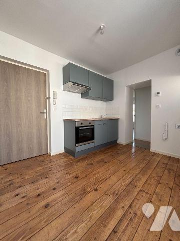 BAZEILLES - 1ER ETAGE - APPARTEMENT DE TYPE 1 BIS.

Idéalement situé en plein coeur du villag...